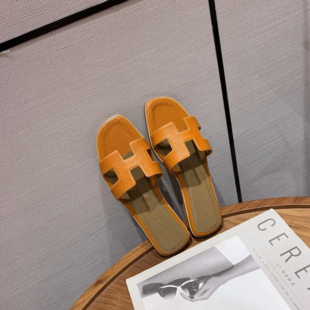 👟👟Ex-factory price 480👟👟 Litchi pattern cowhide series Newly revised version (Hermès) Packaging upgrade, version workmanship and material upgrade Hermes The highest version of handmade shoes in the market Top product Hermès H slippers Flat slippers —————————— The most classic, real handmade shoes, even the number of stitches is the same as the original version, purely handmade by masters The highest version in the industry Italian imported cowhide + original customized Australian sheepskin feet + genuine leather outsole, top exclusive packaging box 35-39 (34.40.41.42 custom-made, non-refundable)